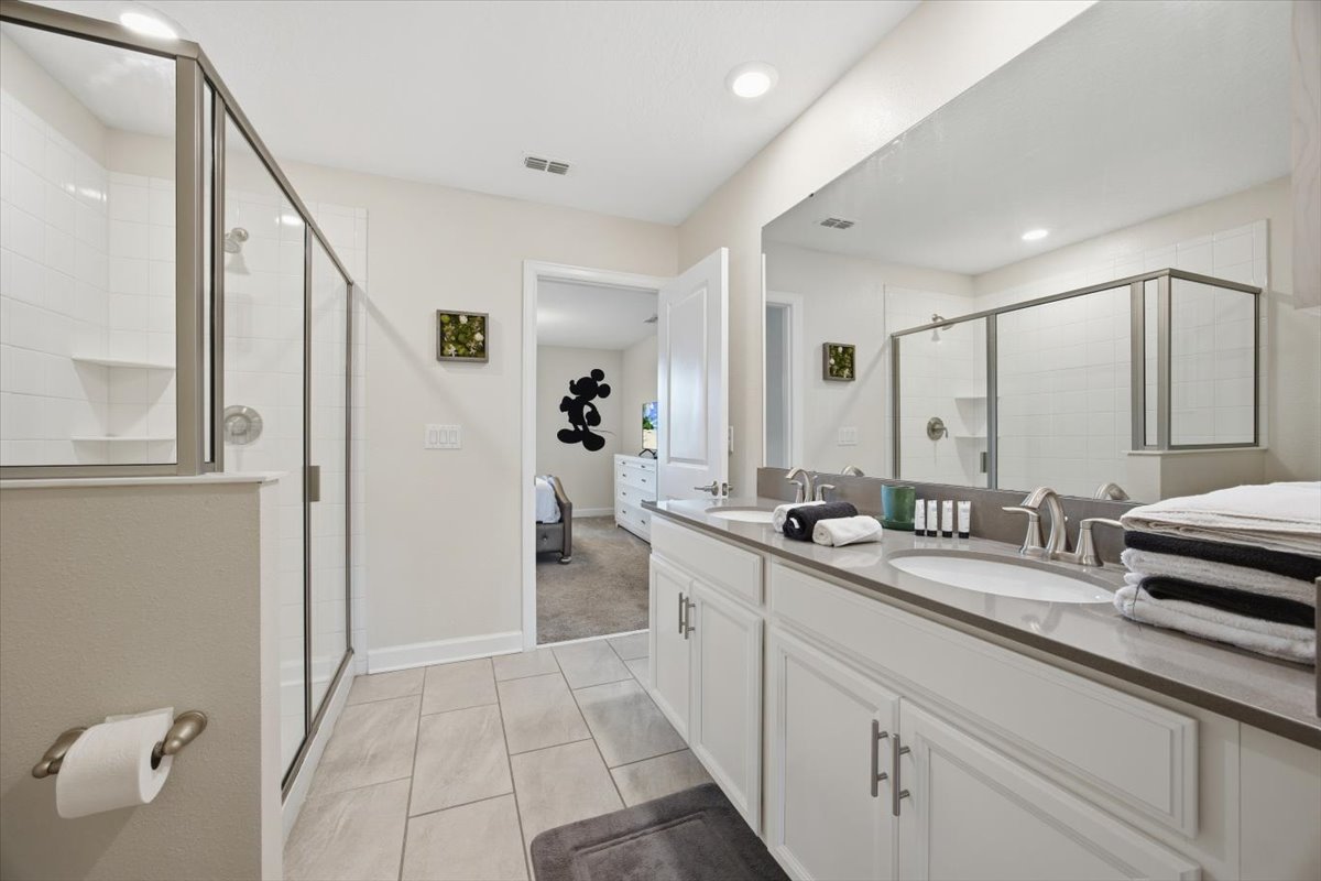 Jack & Jill bath with themed decor